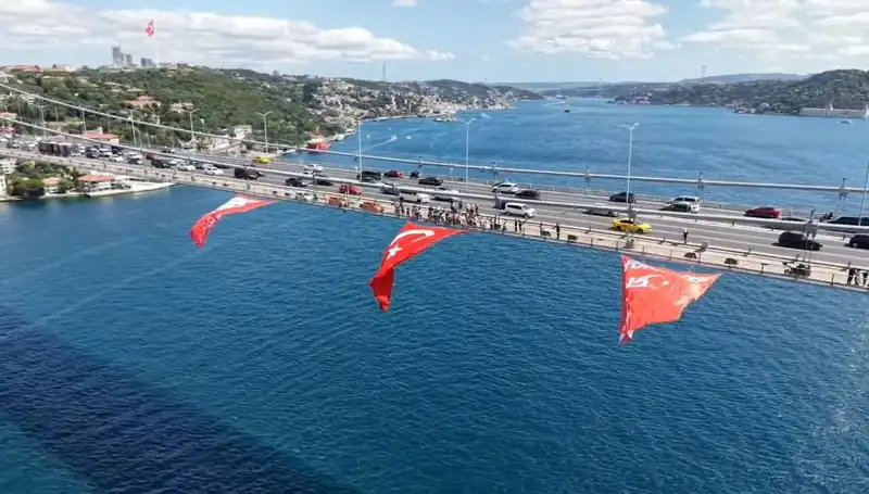 Dev Türk Bayrağı ile Köprüye Coşkulu Kutlama