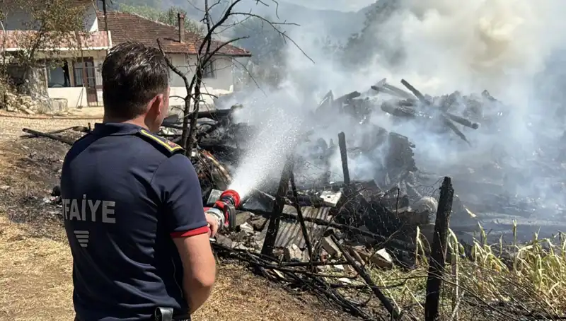 Evde Çıkan Yangın Ormana Sıçradı: Ekipler İle Durum Kritik