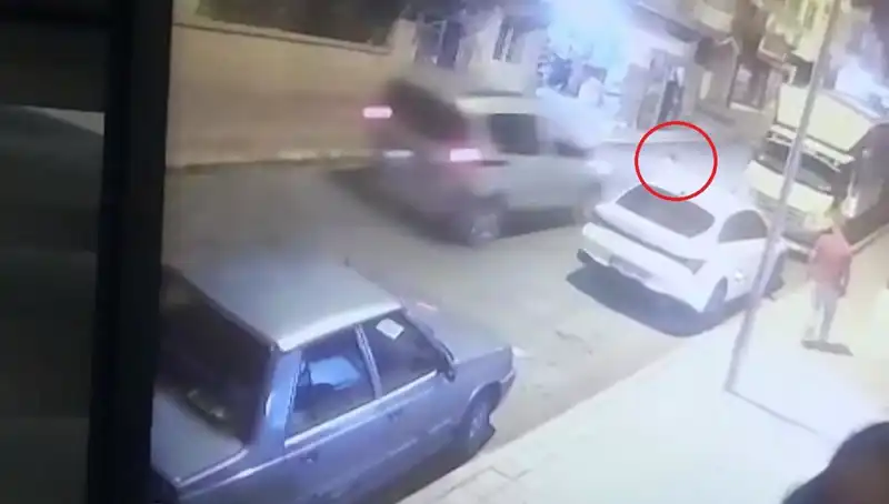 Yola Fırlayan Çocuğa Hafif Ticari Araç Çarptı: Kaza Anı Anbean
