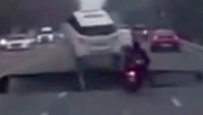 Güney Kore'de Otoyolda Oluşan Dev Çukur Bir Motosikleti Yuttu!