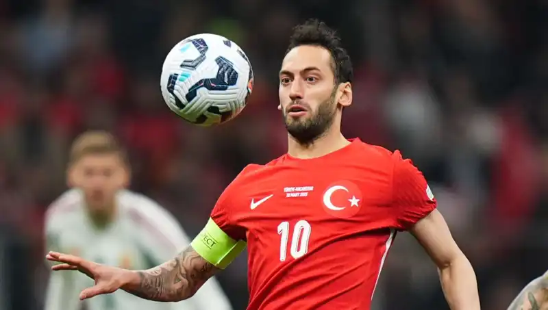 Fenerbahçe'nin Hakan Çalhanoğlu Teklifi: Mourinho'nun Karşısında Emsal Niteliğinde Bir İddia