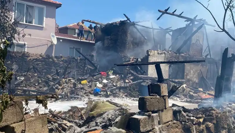 Kırklareli’nde Alevler İki Katlı Evi Sarmaladı: İtfaiye Eri Yaralandı!
