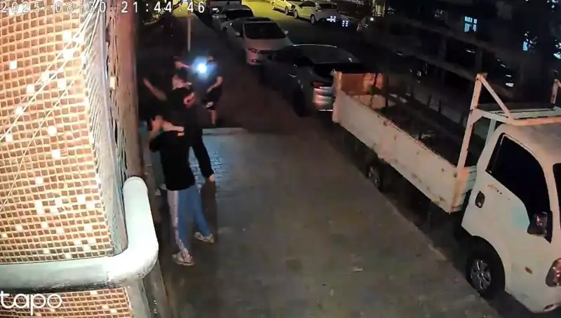 Gençlere Şok Saldırı: "Abinin Selamı Var" Diyerek Etek Giydirip Darp Ettiler!