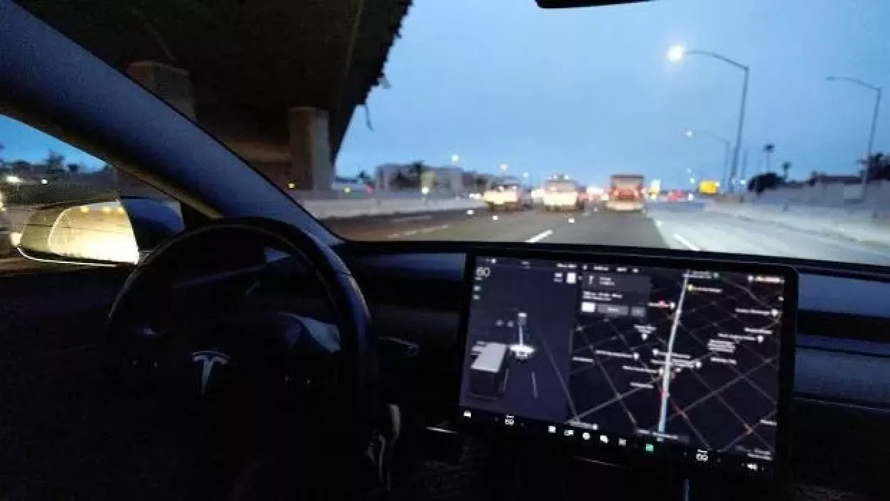 Aracını Otopilota Alıp Uyuyan Tesla Sürücüsü Yakalandı