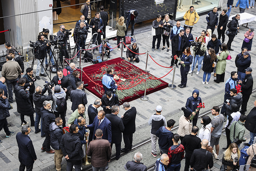 Vatandaş, Beyoğlu'ndaki Patlamanın Yaşandığı Alana Karanfil Bıraktı