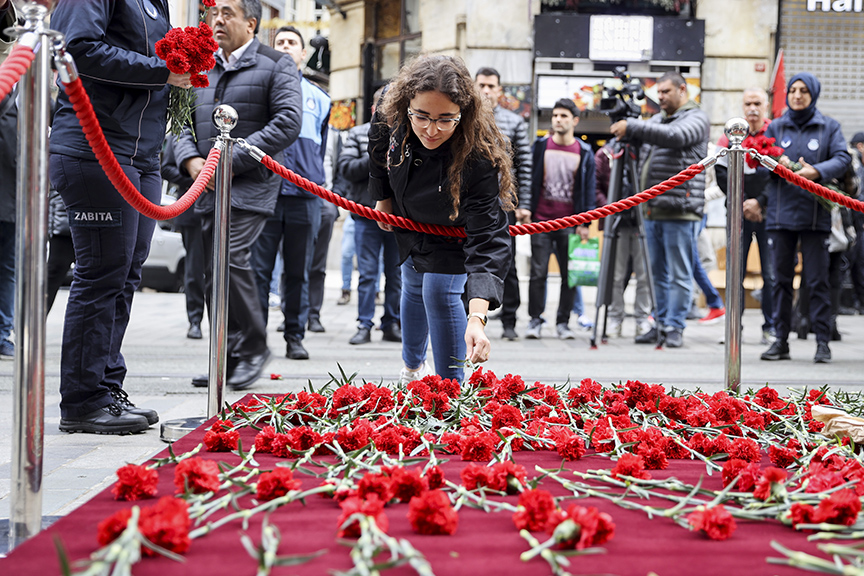 Vatandaş, Beyoğlu'ndaki Patlamanın Yaşandığı Alana Karanfil Bıraktı